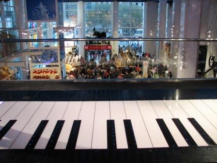 tom hanks piano toy store